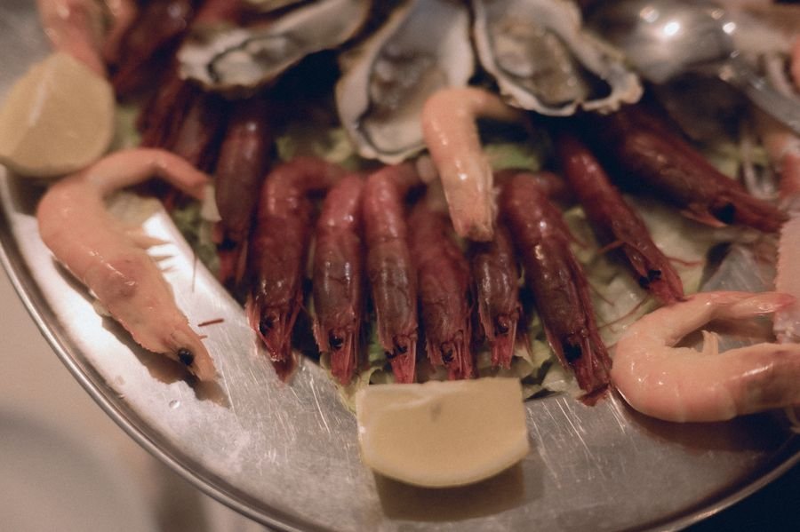 Prawns and oysters on a seafood platter